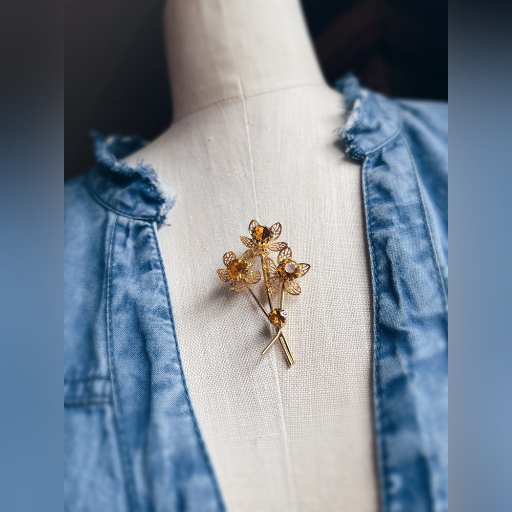 1950s Retro Five-Flower Brooch | Topaz Rhinestone & Gold Tone - Picture 4 of 8